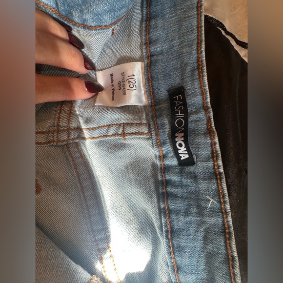 Fashion Nova Ripped Jeans BNWOT - Picture 4 of 5